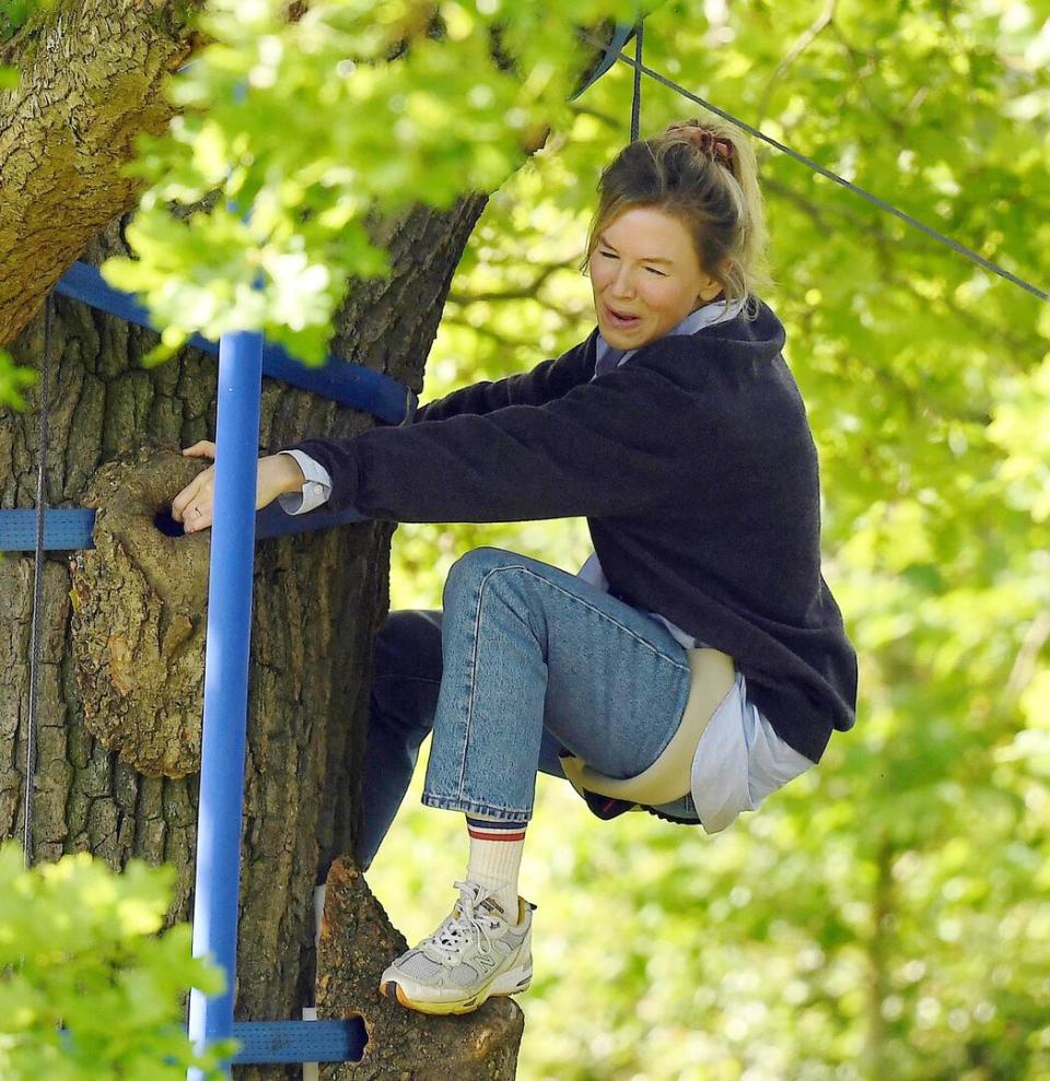 Renée Zellweger ha demostrado con crece su talento para la comedia y para el drama, pero por lo visto guardaba bajo la manga una desconocida capacidad: la de treparse a los árboles