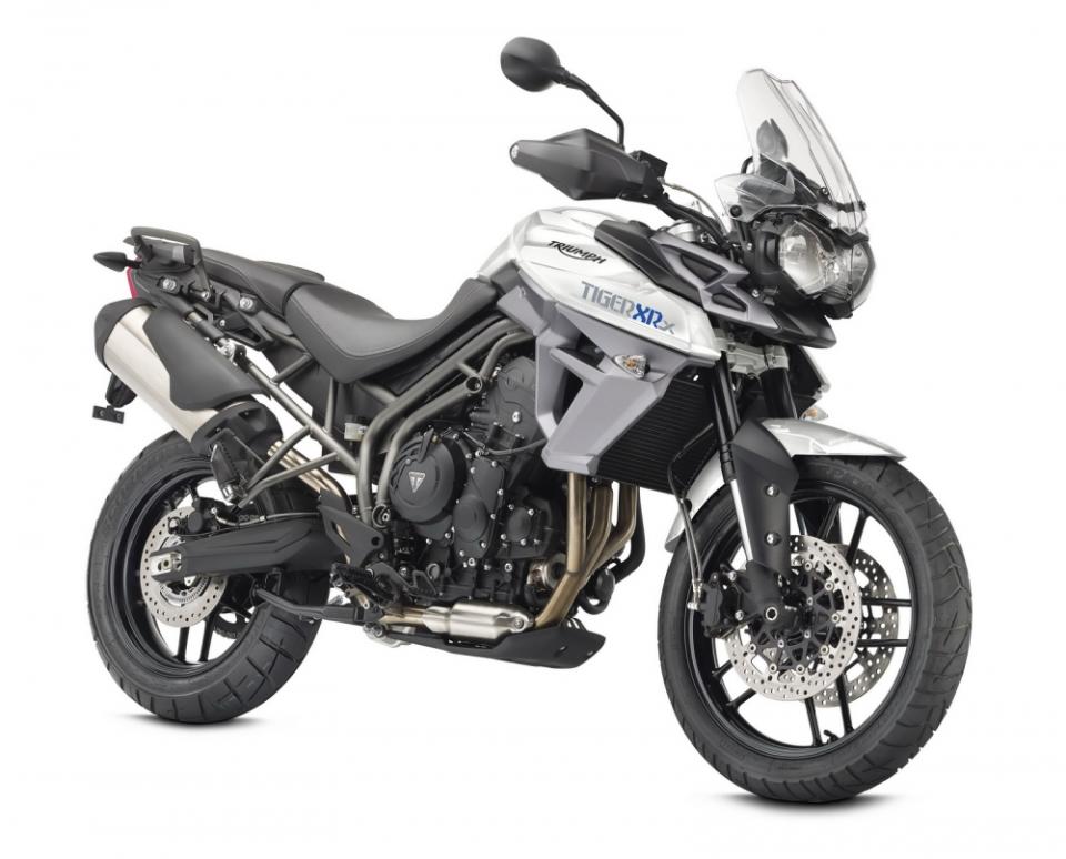 TRIUMPH Tiger 800XRx採用Showa長懸吊系統，後避震更能依照路面狀況與預載重量做調整，讓騎士能完整體驗富有越野性能的機動性