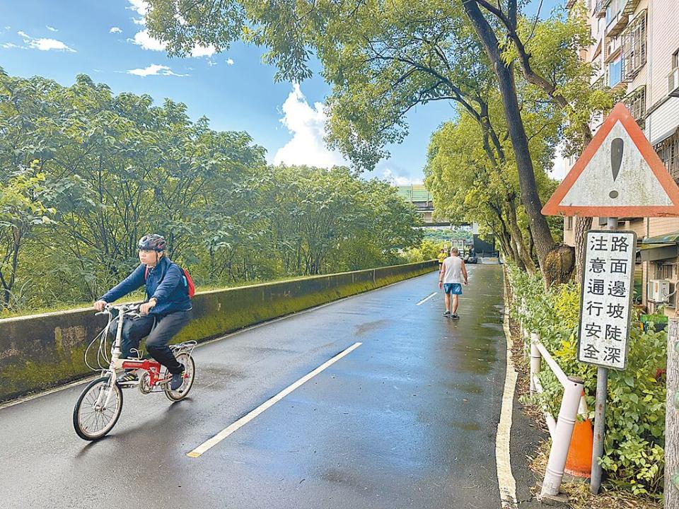 新北市擁有全台最長的河濱自行車道，曾有民眾目擊，汐止河濱自行車道內有不少速率超過每小時25公里的電動自行車「急駛」，甚至還有機車闖入，根本無人取締，已危害騎自行車及慢跑民眾的安全。（高鈞麟攝）