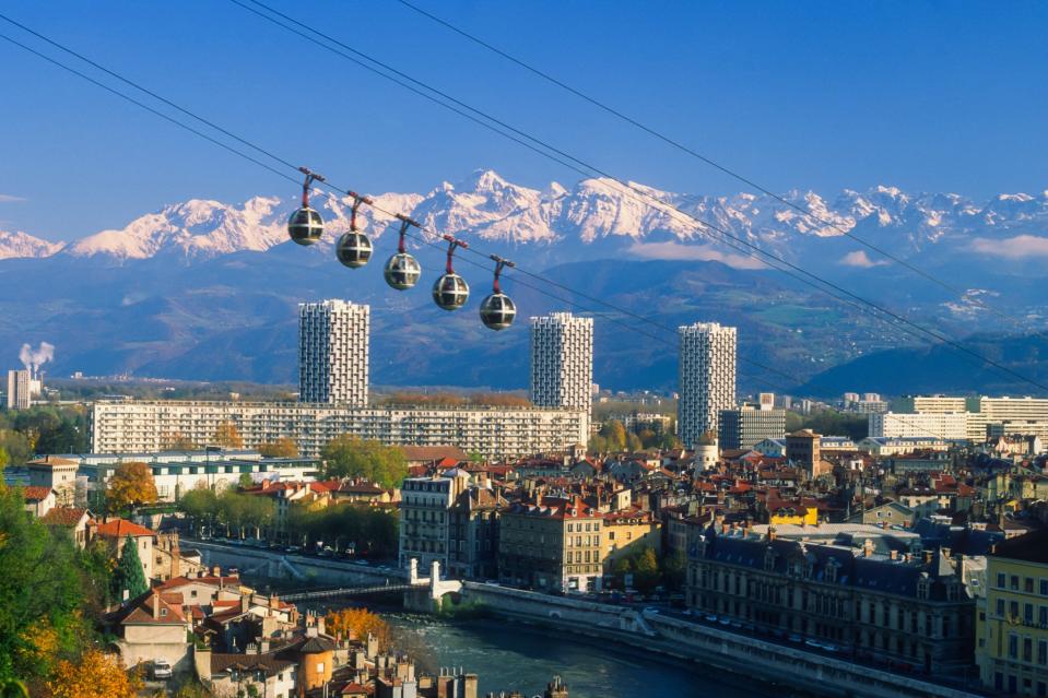<p>Malgré sa situation géographique, au pied des montagnes, Grenoble ne recueille que 49%.</p>