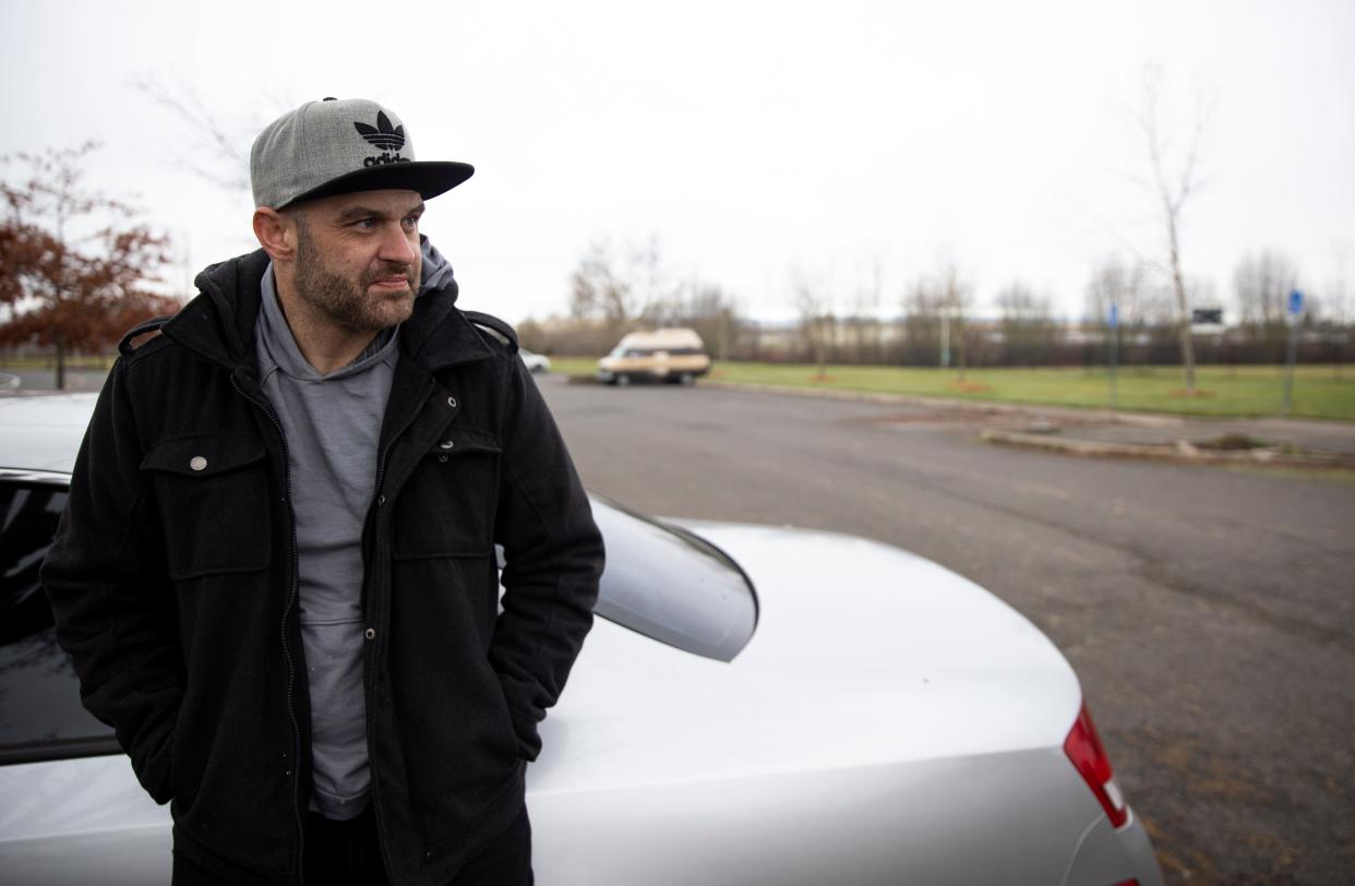 Andrew Kamis posa para una foto en el Geer Park en Salem, Oregon, el viernes 21 de enero de 2022. Kamis se convirtió en una persona sin hogar tras recibir un aviso de desalojo.