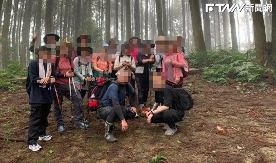 一群登山客在森裡拍照，不料照片右方的女生腰部上竟然多出了一隻手。（圖／臉書社團爆廢公社二館）