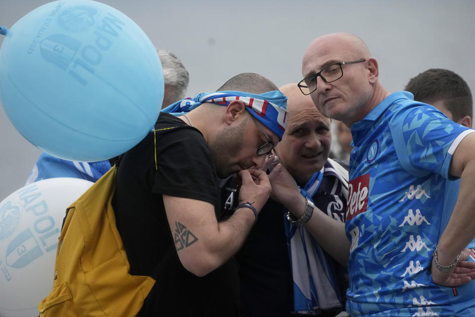 Seguidores del Napoli siguen en las calles de Nápoles los últimos minutos del empate 1-1 contra Salernitana en la Serie A, el domingo 30 de abril de 2023. (AP Foto/Gregorio Borgia)