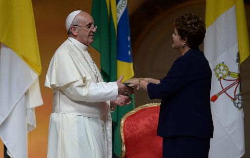 El papa Francisco (I) y la presidenta brasileña, Dilma Rousseff, el 22 de julio de 2013 en el Palacio de Guanabara, Rio de Janeiro (AFP | Vanderlei Almeida)