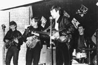 En la imagen, una de las actuaciones que ofrecieron The Beatles en The Cavern, el famoso local de Liverpool donde comenzaron. En la fotografía, tomada en 1962, aparece Pete Best, que fue batería de la banda. (Foto: Hulton Archive / Getty Images).