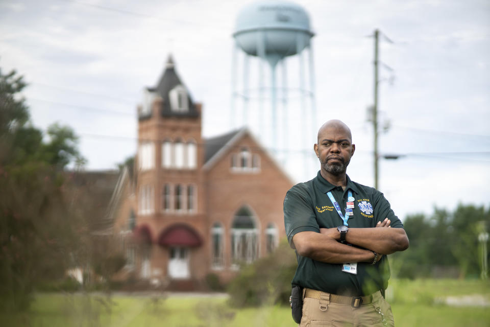 Guy Sanders posa para una fotografía el 20 de agosto de 2021, en Branchville, Carolina del Sur. Sanders, nacido en Brooklyn, Nueva York, trabajaba en los servicios médicos de emergencias que respondieron a los ataques terroristas del 11 de septiembre de 2001. El edificio en World Trade Center 7, de 47 pisos, acababa de derrumbarse unas siete horas después de que cayeran las torres en llamas, y los escombros provocaran incendios en ese rascacielos de menor tamaño. La nube de polvo que lo cubrió era tan densa que atascó su mascarilla. (AP Foto/Sean Rayford)