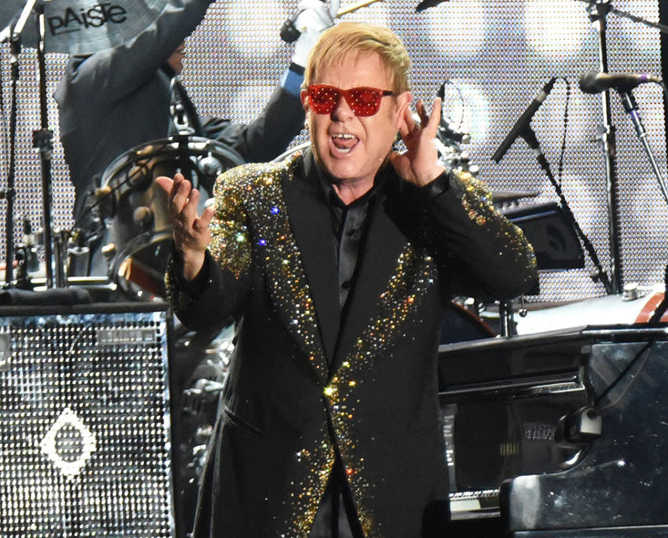 Elton John 1976 mit gepunkteter Sonnenbrille