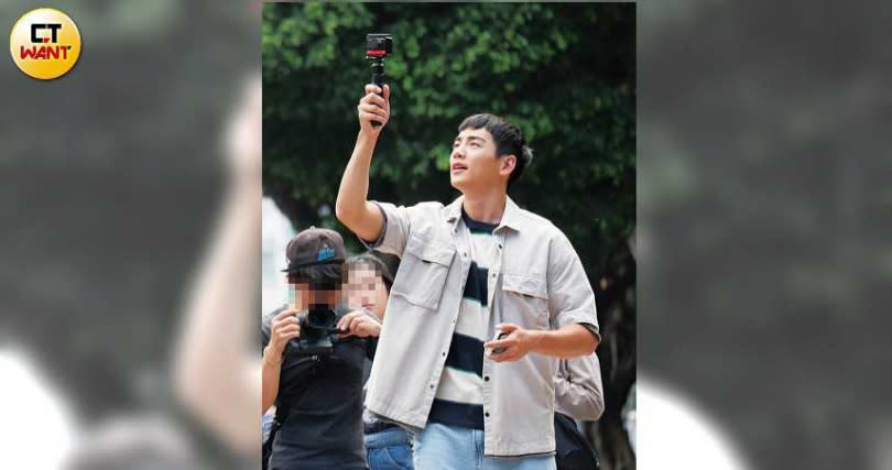 在拍攝現場，禾浩辰開心地拿著攝影機邊走邊拍。（圖／本刊攝影組）