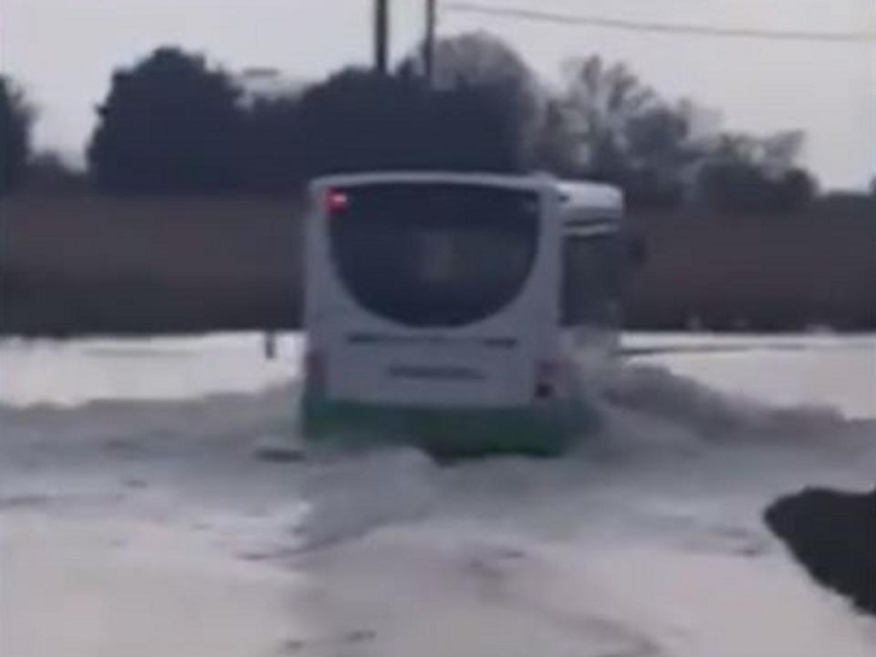 Essex floods: Bus overtakes cars queuing on flooded road only to drive into hidden ditch