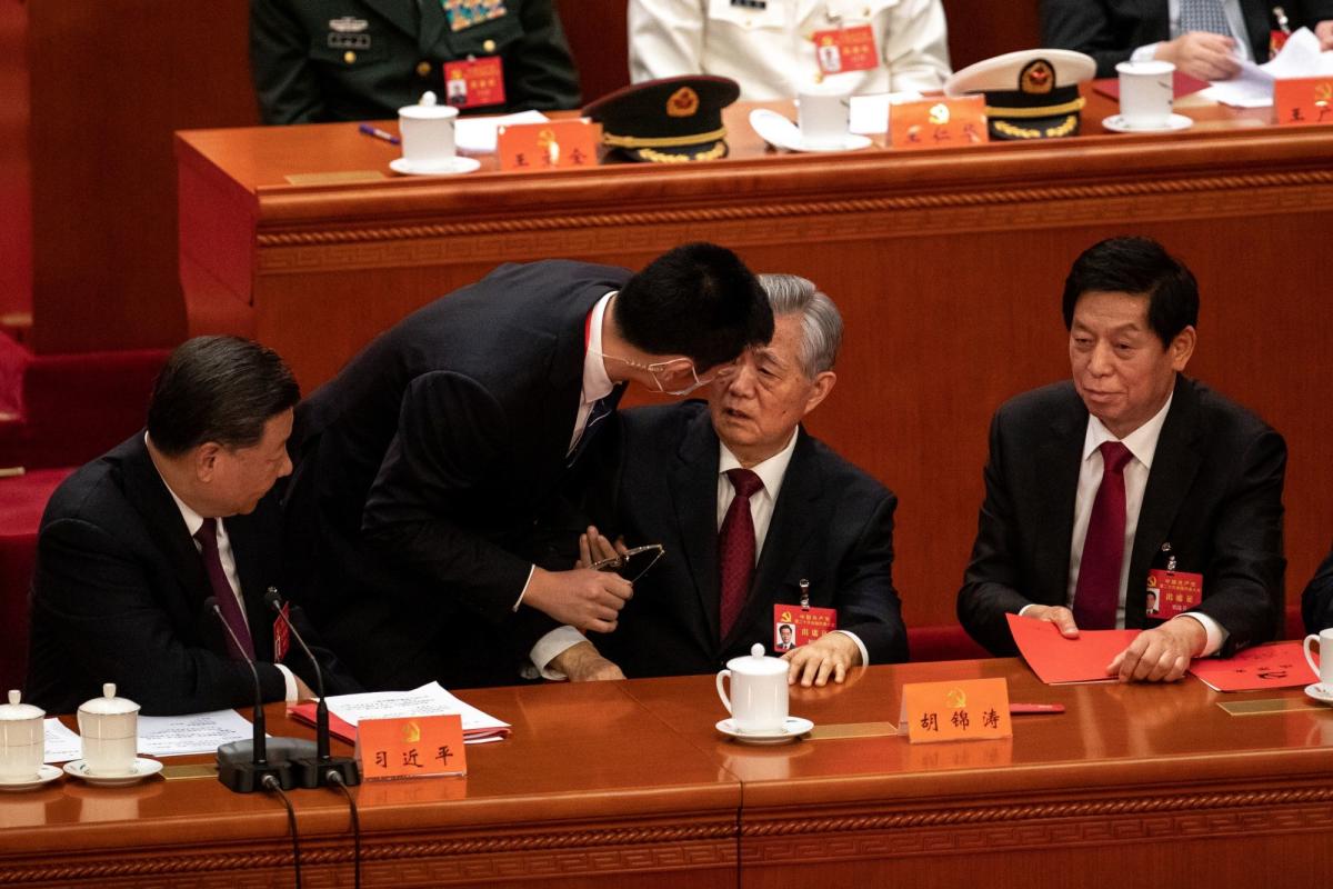 中国前领导人胡锦涛在国会突然离开习近平身边