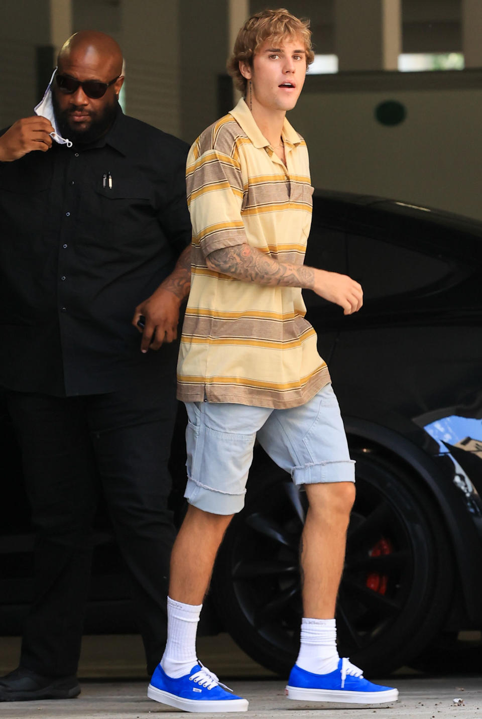 <p>Justin Bieber heads out to make his way through L.A. on Tuesday.</p>