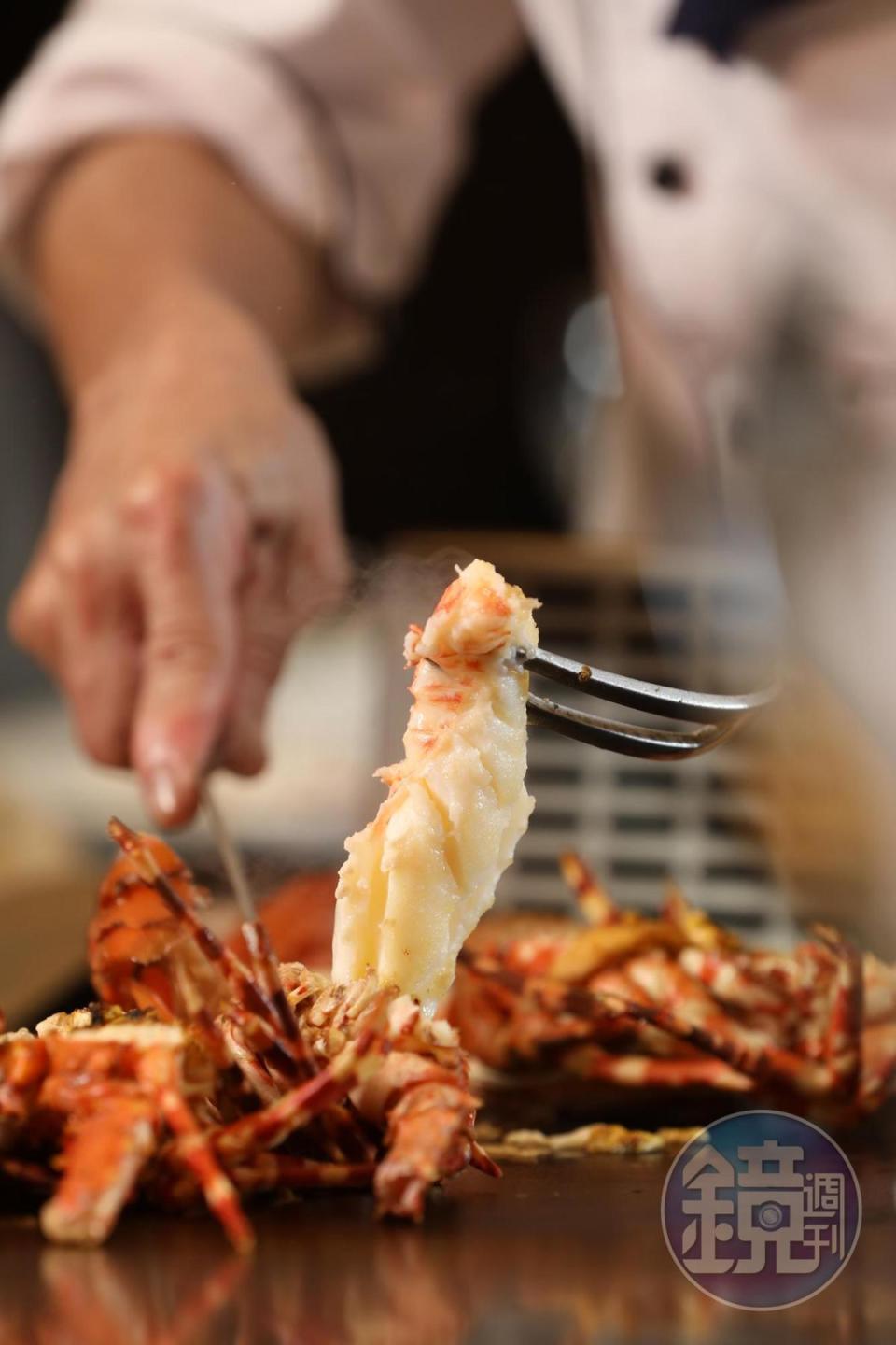 在鐵板燒吃龍蝦最棒的一點，就是主廚會把蝦肉切好，直接入嘴即可。