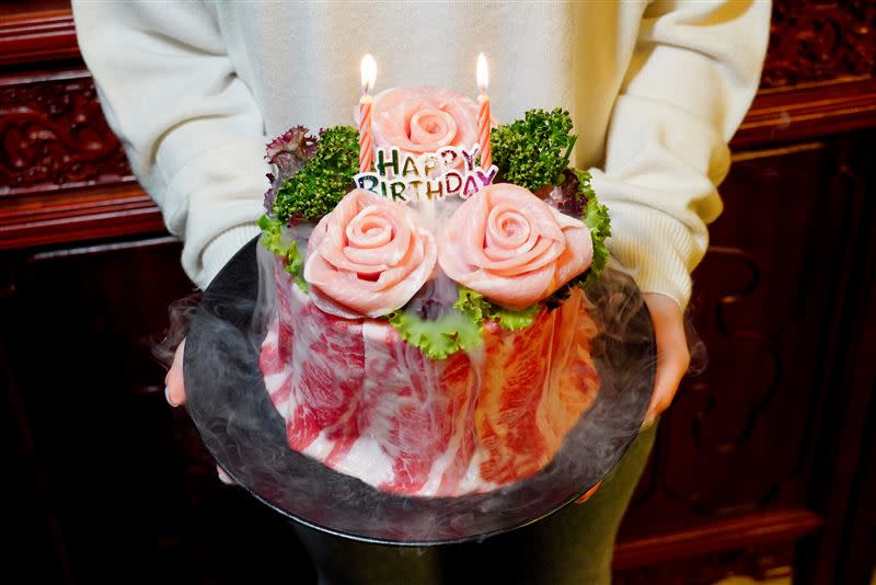 四人同行含壽星到問鼎用餐，每人消費滿800元即贈「生日肉蛋糕」乙個。（圖／馬辣集團提供）