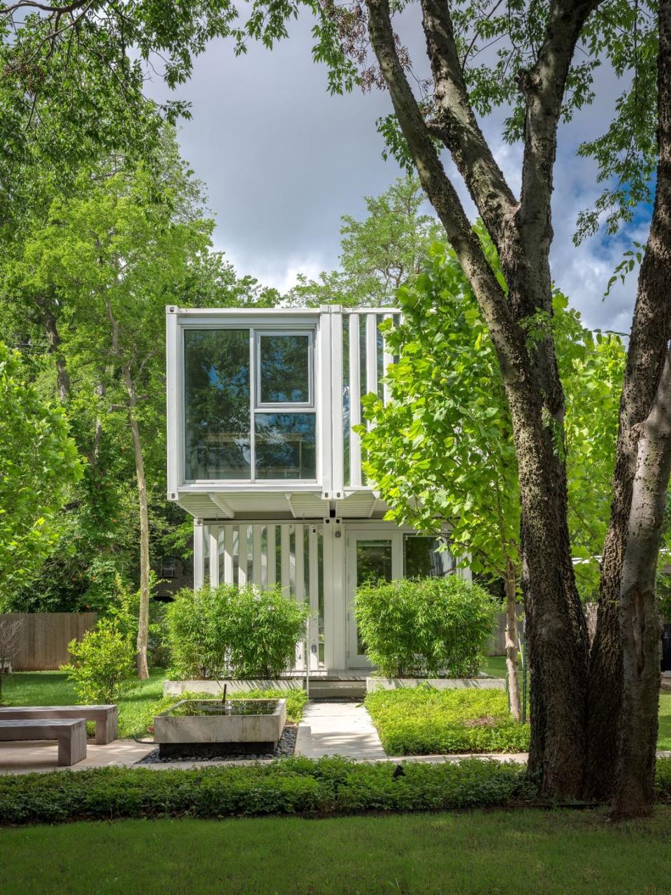 <p>Set in Oklahoma City, this apartment complex by Alfred Hall Monaghan Morris comprises four two-bedroom units built from 16 shipping containers. There’s even a tornado bunker on the property, given the apartments’ location in Tornado Alley.</p>