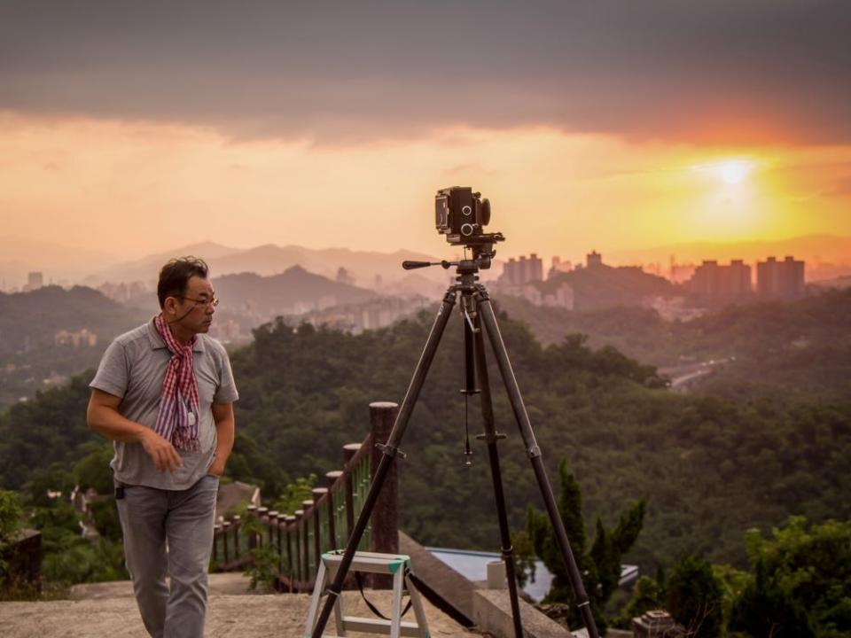 《圖說》華梵大學攝影與VR設計學系沈昭良教授榮獲2024日本寫真協會國際獎。（黃郁修攝，也趣藝廊提供）