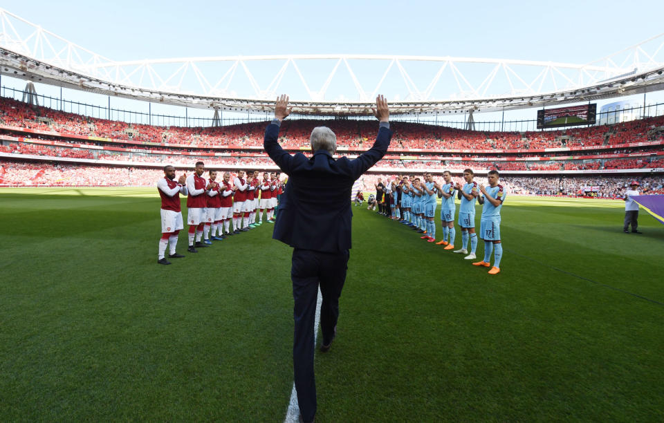 Arsenal manager Arsene Wenger walks out onto the Emirates pitch one final time, and is greeted by a guard of honor. (Getty)