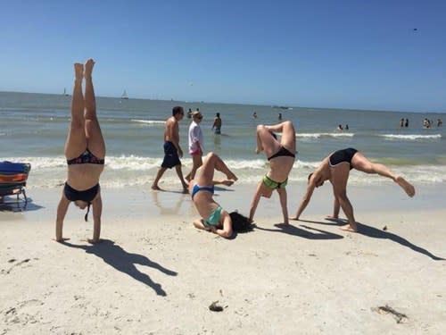 <p>Langeweile am Strand? Dann bitte mal alle antreten und zeigen, wer den besten Handstand kann. Der Gewinner war zum Zeitpunkt dieser Aufnahme noch nicht ermittelt. Wer aber im wahrsten Wortsinn völlig daneben lag, ist wohl kaum zu übersehen. (Bild: cheezburger.com) </p>