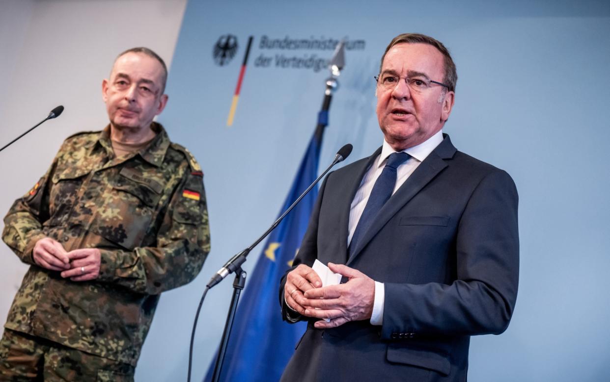 Verteidigungsminister Boris Pistorius (SPD) mit dem Generalinspekteur der Bundeswehr Carsten Breuer bei der Pressekonferenz zur künftigen Struktur der Bundeswehr. - Copyright: picture alliance/dpa | Michael Kappeler