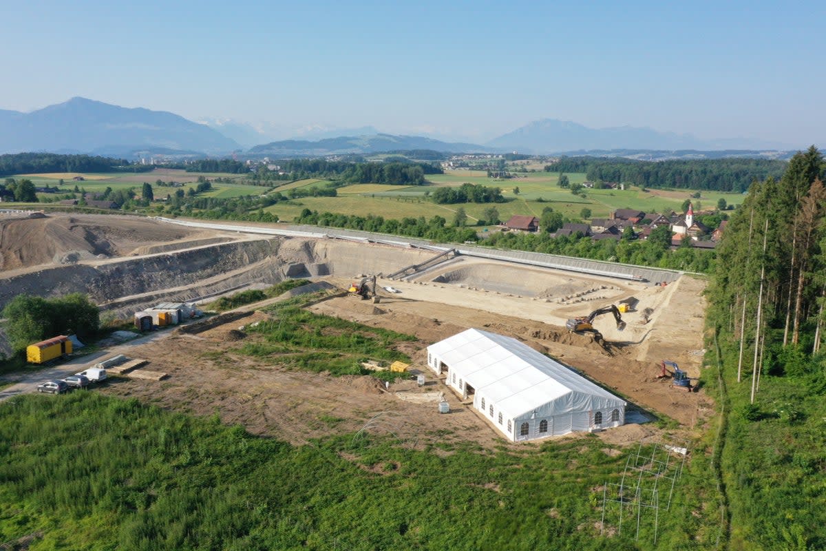 Aerial view of the current excavation in Cham-Äbnetwald with a view of the Alps. Under the tent is a part of the Roman building. (ADA Zug, David Jecker)