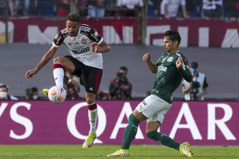 Mauricio Isla y Raphael Veiga, frente a frente, en la electrizante final de la Libertadores