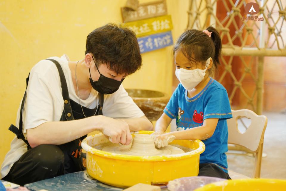 深圳小泥巴營地可讓小朋友體驗陶瓷拉坯。