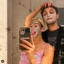 <p>Alerte mignonnerie ! Depuis plusieurs mois, la chanteuse est en couple avec Anwar Hadid (oui, le frère de Bella et Gigi). C'est donc avec lui qu'elle a choisi de partager sa quarantaine. Au programme : bain relaxant et masque à l'argile pour les amoureux. </p><br>