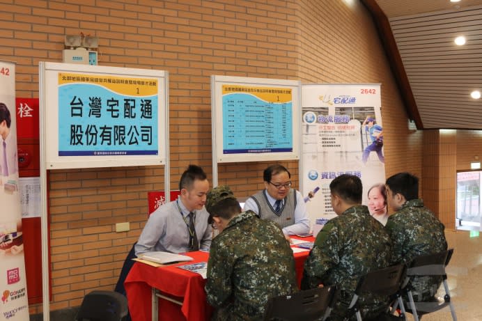 臺北市榮民服務處9日辦理國軍屆退官兵權益說明會，現場並舉辦徵才活動，協助就業媒合。（臺北市榮服處提供）