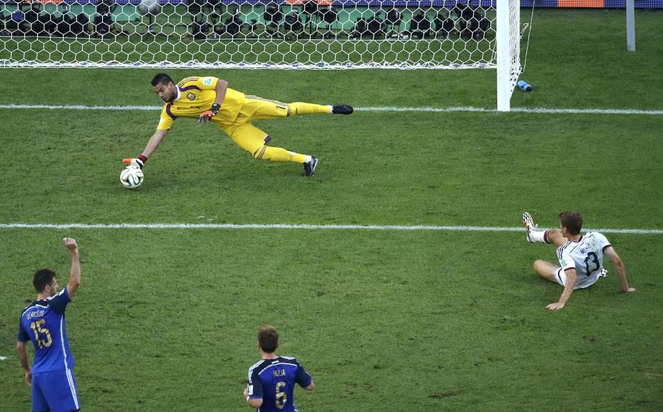 Argentina's goalkeeper Sergio Romero stops a goal attempt by Germany's Thomas Mueller (R) during their 2014 World Cup final at the Maracana stadium in Rio de Janeiro July 13, 2014. REUTERS/Fabrizio Bensch (BRAZIL - Tags: SOCCER SPORT WORLD CUP)