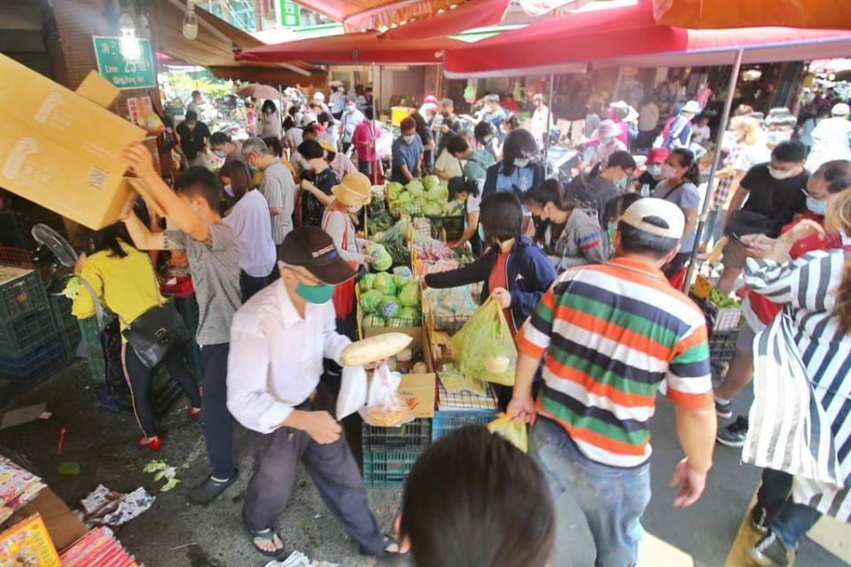 雙北三級警戒，15日不僅量販店與便利超商出現搶購人潮，傳統市場也人潮洶湧。（資料照，杜宜諳攝）