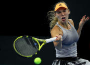 A 29 ans à peine, l’ancienne n°1 mondiale, Caroline Wozniacki, a annoncé le 6 décembre dernier qu’elle prendrait sa retraite la saison prochaine. « <em>Je suis professionnelle depuis l’âge de 15 ans. Cela a été un fantastique premier chapitre dans ma vie, avec 30 titres WTA en simple, une place de numéro 1 mondiale pendant 71 semaines</em> (…). <em>J’ai accompli sur le court tout ce dont j’ai pu rêver </em>», s’est-elle justifiée sur son compte Instagram. Avant de quitter définitivement la balle jaune des yeux, la Danoise s’offrira toutefois un petit jubilé à Melbourne, en janvier prochain.