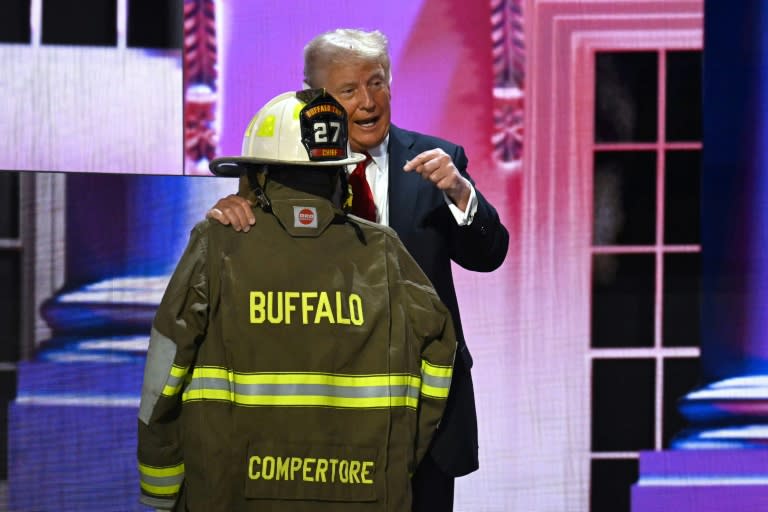 El expresidente de Estados Unidos y candidato presidencial republicano de 2024, Donald Trump, señala el casco y la chaqueta de bombero que pertenecieron a Corey Comperatore, quien recibió un disparo mortal en un mitin donde Trump sobrevivió a un intento de asesinato, durante el último día de la Convención Nacional Republicana de 2024 en en el Foro Fiserv en Milwaukee, Wisconsin, el 18 de julio de 2024 (Jim WATSON)