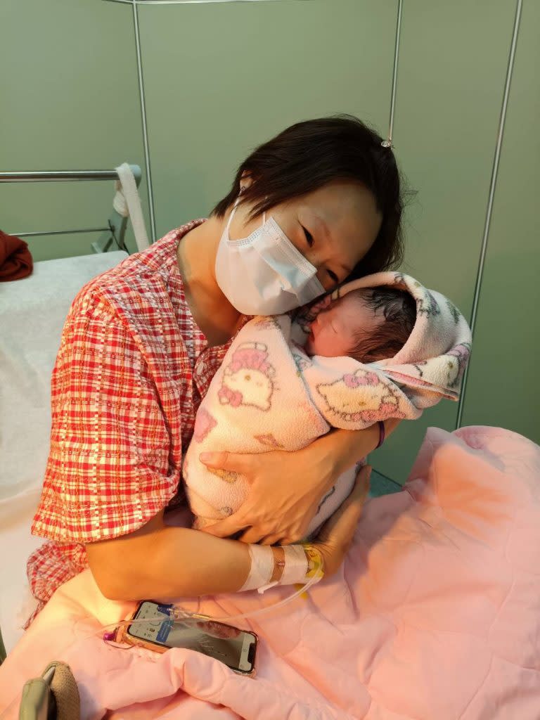 澎湖郭姓孕婦前晚出現急產現象，所幸在消防人員的協助下順利產下一名男嬰，母女均安。（記者鄭伯勝翻攝）