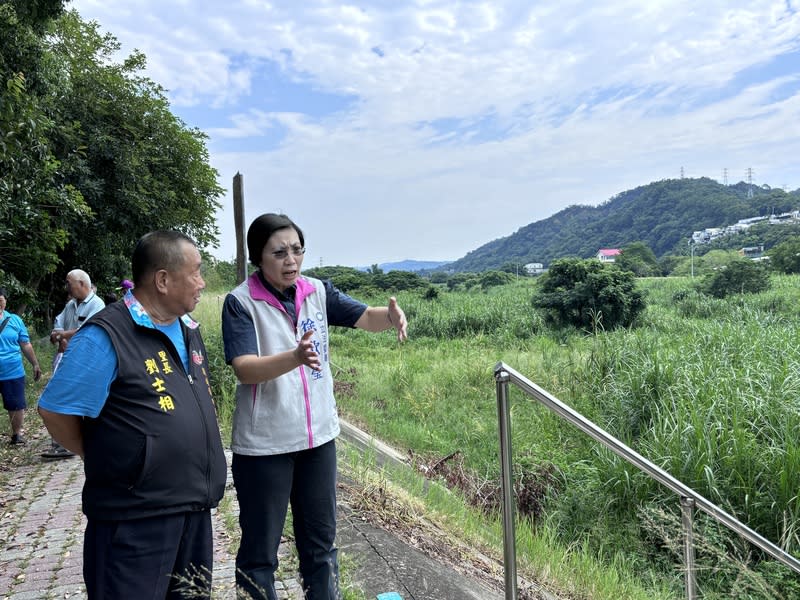 竹縣新埔鳳山溪草多淤積  徐欣瑩視察 新竹縣新埔鎮鳳山溪河床淤積且植物茂盛，地方民眾 憂降雨恐導致溪水暴漲釀災，國民黨立委徐欣瑩 （右）28日邀里長等地方民代前往視察。 （徐欣瑩提供） 中央社記者郭宣彣傳真  113年8月28日 