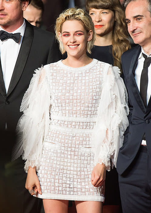 <p>Venue pour défendre le film <i>Personal Shopper</i>, Kristen Stewart est arrivée dans une tenue plutôt étrange. Plus proche du costume d’oiseau que d’une robe de tapis rouge, sa forme ne rendait pas hommage à la silhouette de la star. Côté make-up, c’est aussi un faux-pas avec un fard à paupières rouille qui encercle les yeux de la star et lui donne un air fatigué. </p><p> Crédit photo : Getty Images <br></p>