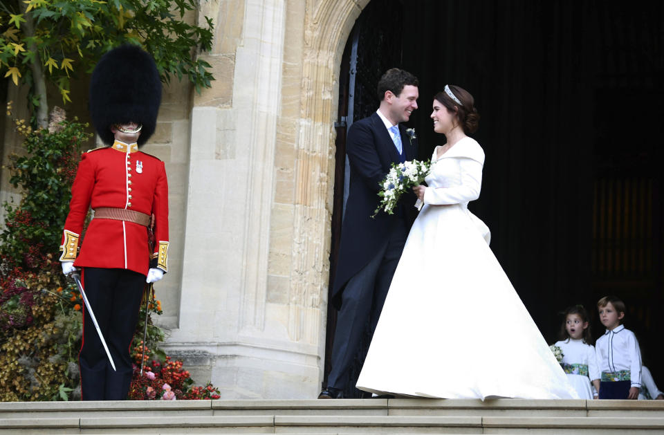 La princesa Eugenia y Jack Brooksbank salen de la Capilla de San Jorge tras la ceremonia de su boda, en el Castillo de Windsor, el viernes 12 de octubre del 2018 cerca de Londres, Inglaterra. (Victoria Jones/Pool via AP)