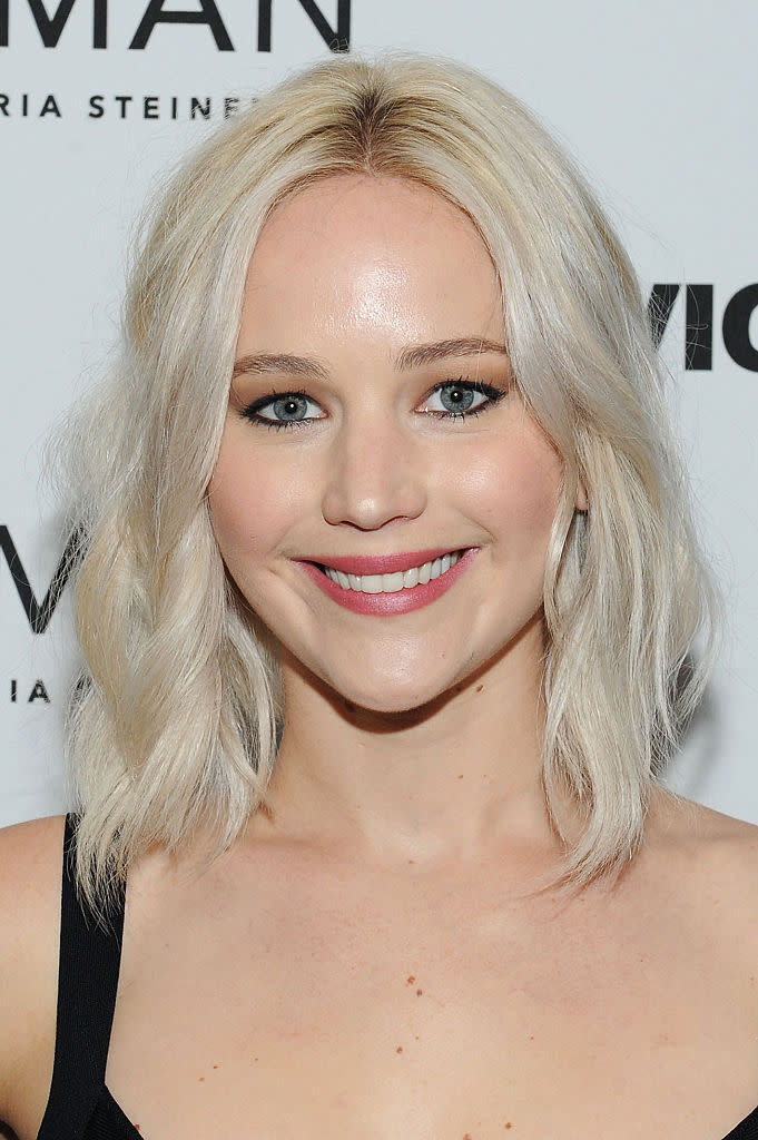 Ein strahlendes Lächeln mit weißen Zähnen wirkt attraktiv. Jennifer Lawrence macht das vor. (Bild-Copyright: Craig Barritt/Getty Images for VICE Media, LLC)