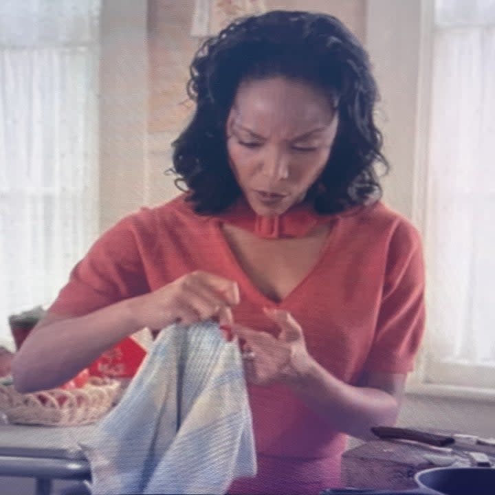 Lynn Whitfield as Roz Batiste wearing a pink top in Eve's Bayou