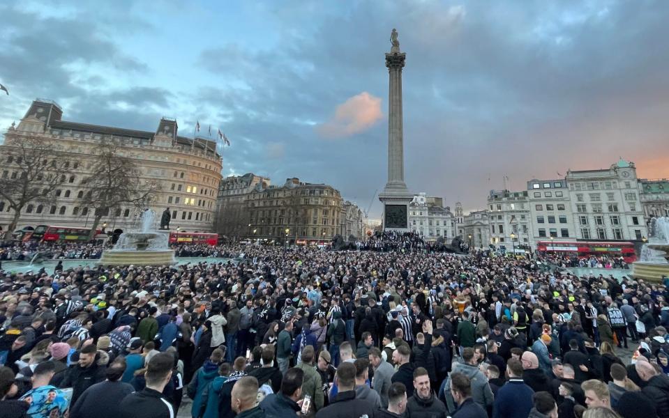 Aficionados del Newcastle en Trafalgar Square – Final de la Carabao Cup: hora de inicio del Man United vs Newcastle y cómo verlo por televisión - Stefan Rousseau/PA