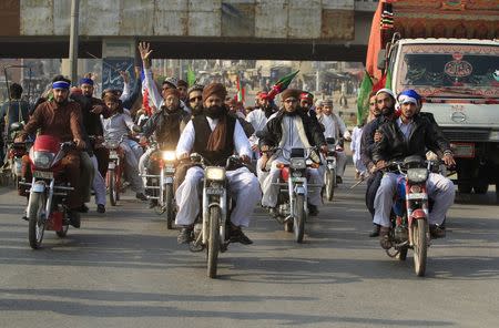 Supporters of a religious political party rally to protest against the execution of Mumtaz Qadri, in Rawalpindi, Pakistan February 29, 2016. REUTERS/Faisal Mahmood