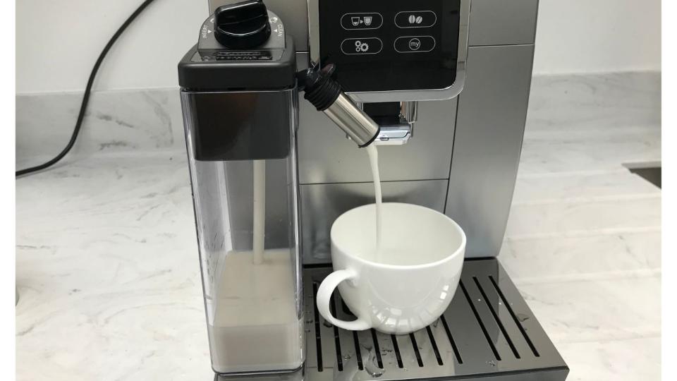 De'Longhi Dinamica Plus making frothy milk