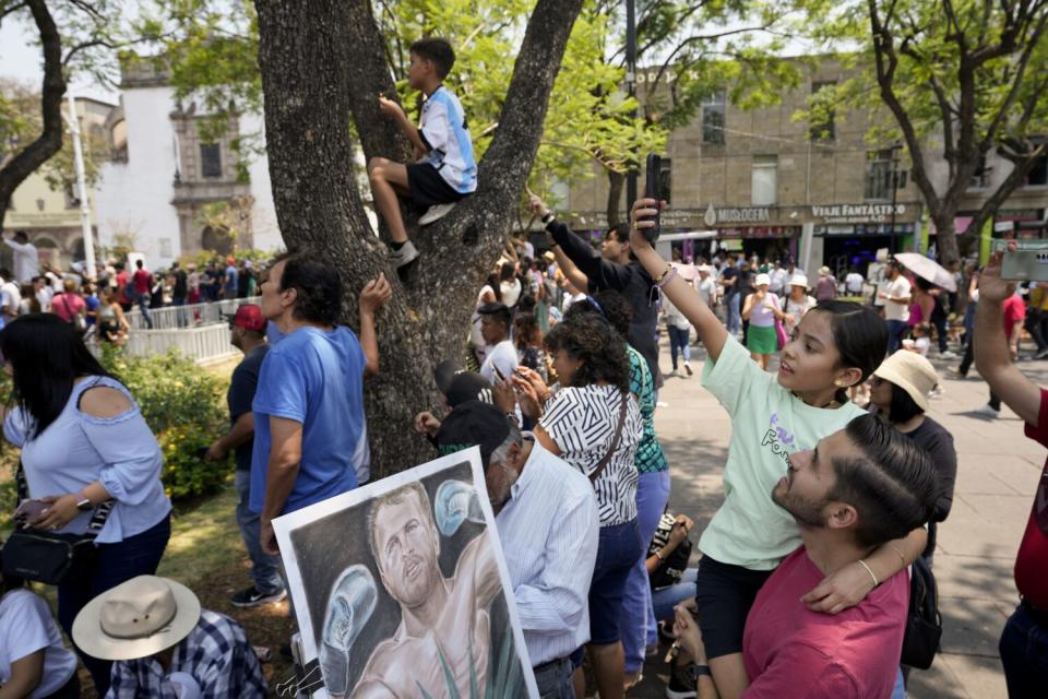 Fans wait for Mexican boxer Saul "C