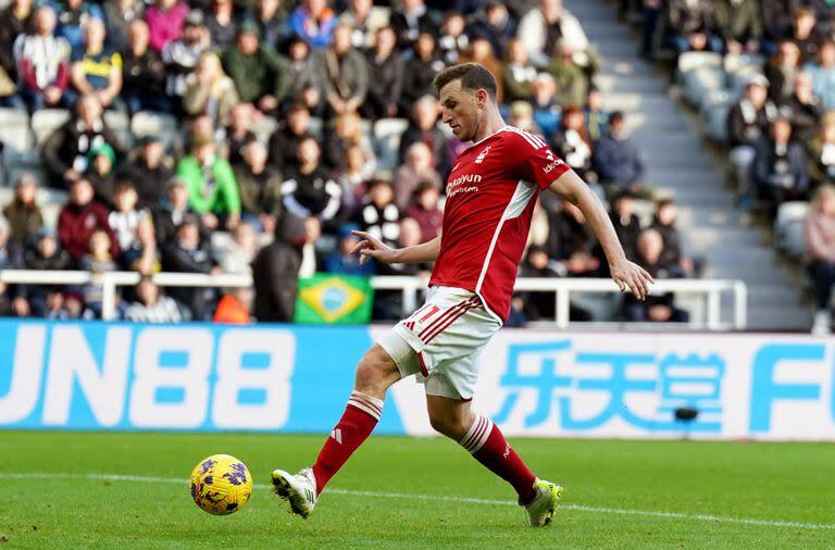 Chris Wood convirtió los tres goles del triunfo de Nottingham Forest ante Newcastle