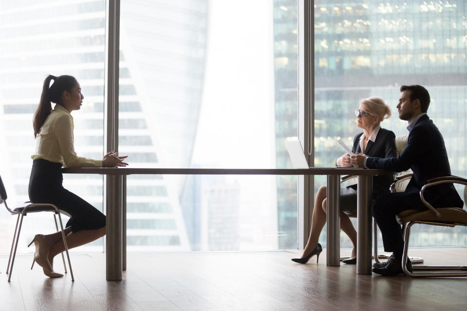 Intenta crear afinidad con el entrevistador, eso puede convertirte en mejor candidato. Foto: Getty Images. 