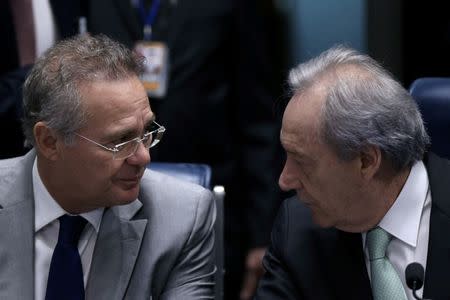 President of Brazil's Supreme Court Ricardo Lewandowski (R) speaks with Brazil's Senate President Renan Calheiros (L) during a final session of debate and voting on suspended Rousseff's impeachment trial in Brasilia, Brazil August 25, 2016. REUTERS/Ueslei Marcelino