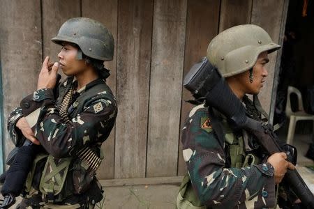 Philippines army soldiers take positions as government forces continue their assault against insurgents from the Maute group, who have taken over large parts of Marawi City, Philippines June 25, 2017. REUTERS/Jorge Silva