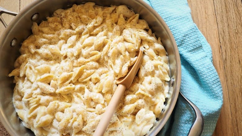 macaroni cheese in pot 