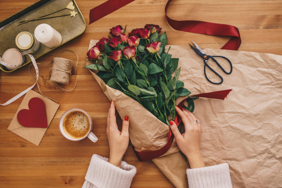 Rote Rosen zu verschenken, ist immer eine liebevolle Geste. Doch Profis wissen: die Stückzahl ist entscheidend. (Bild: Getty Images)