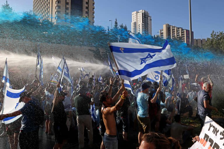 Fuerzas de seguridad israelíes utilizan un cañón de agua para dispersar a manifestantes que bloquean la entrada de la Knesset, el parlamento de Israel, en Jerusalén el 24 de julio de 2023, en medio de una ola de protestas de varios meses contra la reforma judicial planificada por el gobierno.