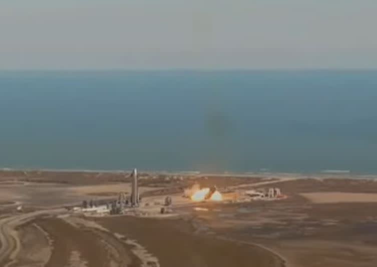 美國太空探索科技公司（SpaceX）希望有一天能用火箭將人類送上火星，一枚原型火箭2日在德州完成試飛後，在試圖垂直降落時爆炸化為火球。（圖截取自SpaceX 直播畫面）
