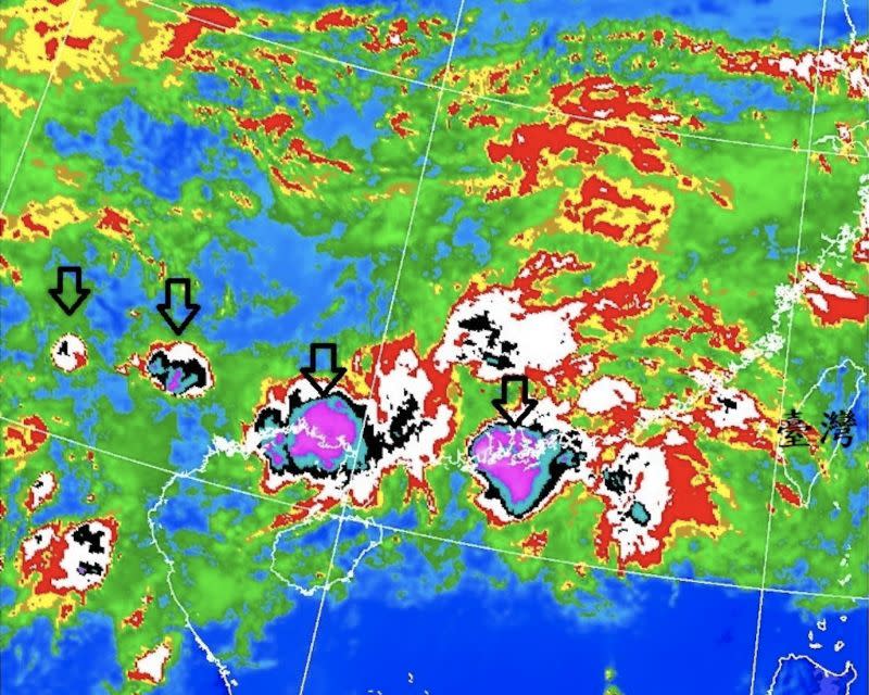 ▲氣象局長鄭明典今日也在臉書貼文提醒，鋒面帶上「排隊的對流胞」已經可以看到，這種排隊的對流胞移動緩慢，容易累積降雨量，提醒民眾務必留意。（圖／翻攝鄭明典臉書）